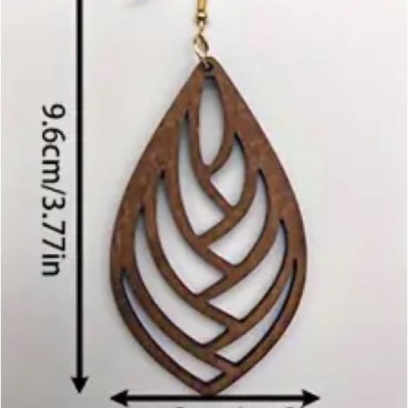 Beautiful carved wooden earrings - Picture 3 of 3